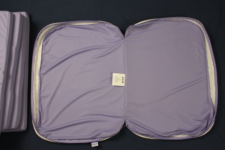 Almofada aberta com interior roxo